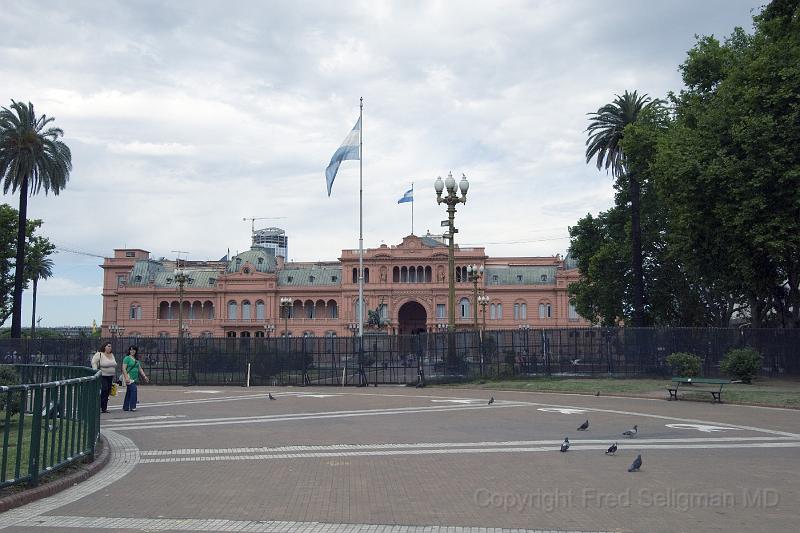 20071201_160419  D2X 4200x2800.jpg - Government (Pink) House.  Evita stood on the balconies on the left saying 'goodbye', Buenos Aires, Argentina